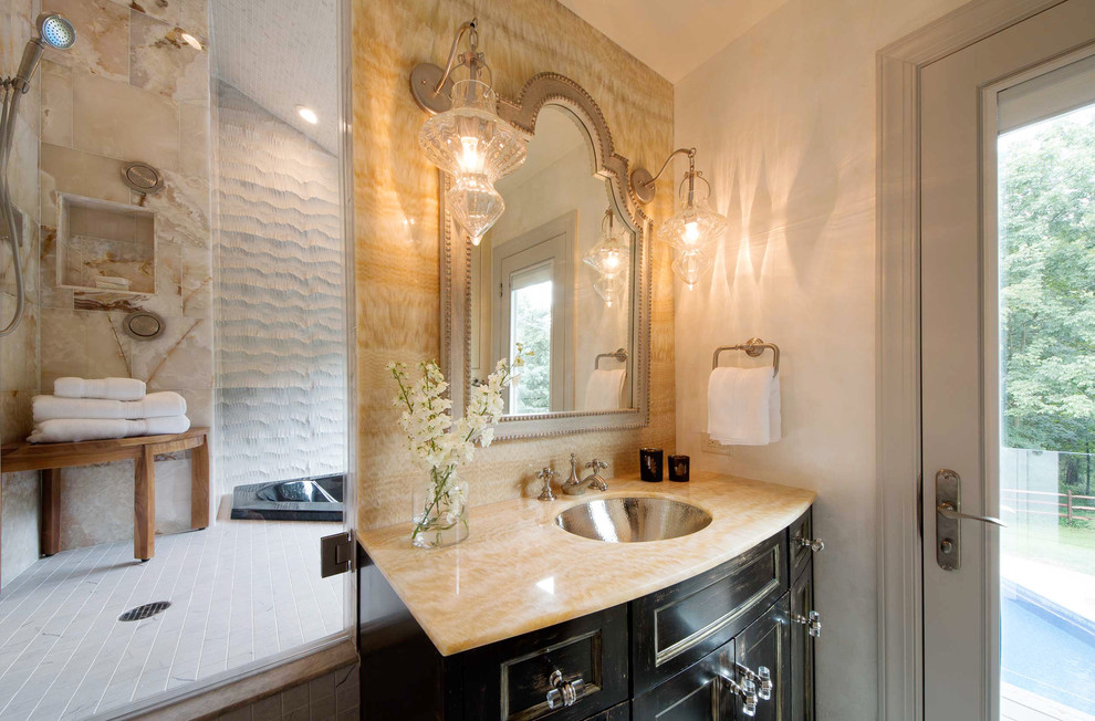 Idéer för att renovera ett mellanstort shabby chic-inspirerat badrum med dusch, med möbel-liknande, svarta skåp, ett platsbyggt badkar, en hörndusch, marmorkakel, beige väggar, klinkergolv i keramik, ett undermonterad handfat, marmorbänkskiva, grått golv och dusch med gångjärnsdörr