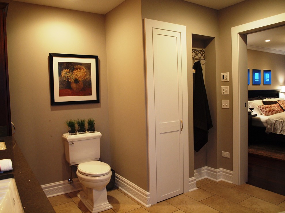 Immagine di una stanza da bagno padronale tradizionale di medie dimensioni con ante in stile shaker, ante bianche, WC a due pezzi, piastrelle beige e pareti beige