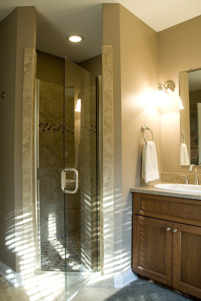 Foto de cuarto de baño clásico con ducha esquinera y baldosas y/o azulejos en mosaico