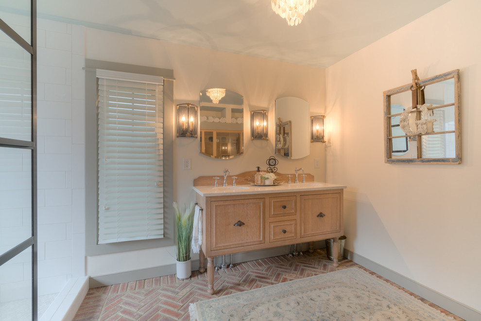 Стильный дизайн: главная ванная комната среднего размера в классическом стиле с фасадами с утопленной филенкой, светлыми деревянными фасадами, кирпичным полом и врезной раковиной - последний тренд