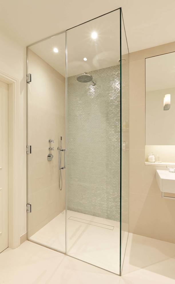 Стильный дизайн: большая главная ванная комната в современном стиле с угловым душем, бежевыми стенами и металлической плиткой - последний тренд