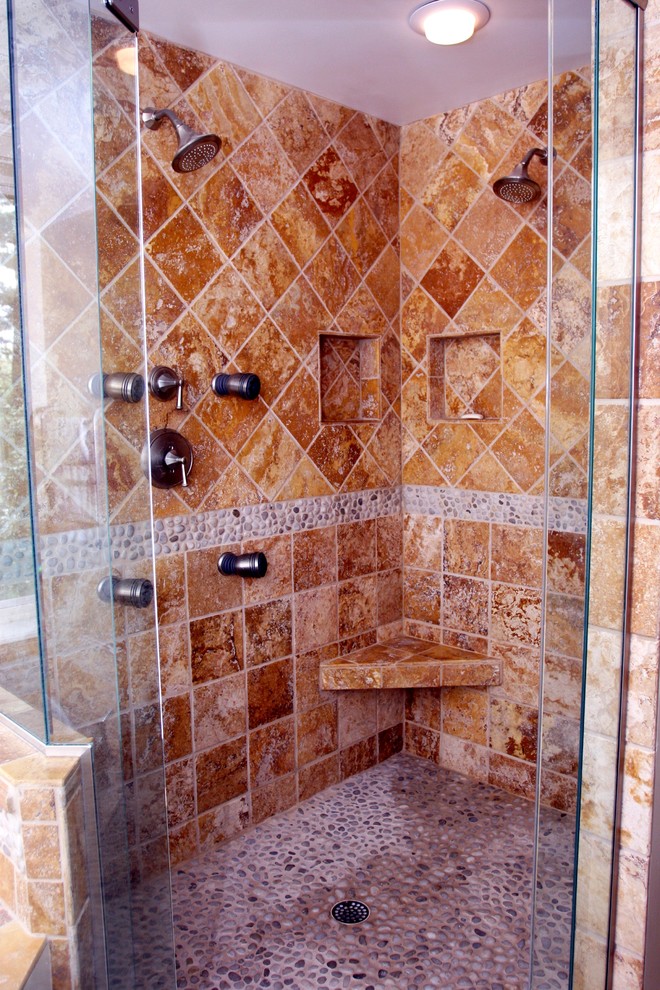 Cette image montre une salle de bain principale traditionnelle en bois foncé de taille moyenne avec un lavabo encastré, un placard à porte shaker, un plan de toilette en verre, une douche d'angle, WC séparés, un mur blanc, un sol en galet, une baignoire posée et un carrelage de pierre.