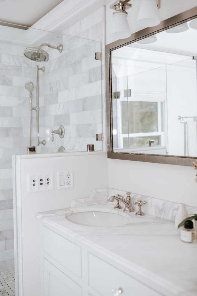 Inspiration för ett vintage vit vitt en-suite badrum, med luckor med profilerade fronter, vita skåp, ett fristående badkar, en hörndusch, vita väggar, marmorgolv, ett undermonterad handfat, marmorbänkskiva och dusch med gångjärnsdörr