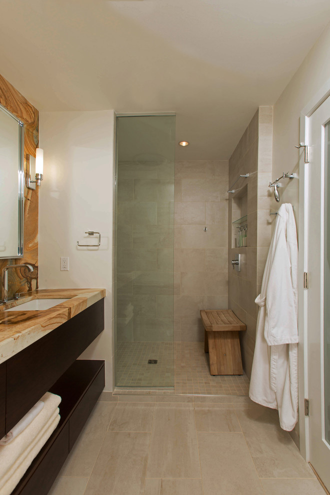 Idées déco pour une douche en alcôve principale contemporaine en bois brun de taille moyenne avec un lavabo encastré, un placard à porte plane, un carrelage beige, des carreaux de porcelaine, un mur gris, un sol en carrelage de porcelaine et un plan de toilette en onyx.