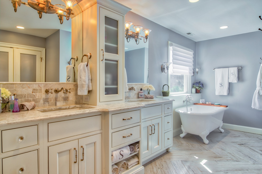 Klassisk inredning av ett mellanstort en-suite badrum, med möbel-liknande, vita skåp, ett badkar med tassar, en dusch i en alkov, en toalettstol med hel cisternkåpa, grå kakel, tunnelbanekakel, blå väggar, klinkergolv i keramik, ett undermonterad handfat, bänkskiva i kvarts, grått golv och dusch med gångjärnsdörr