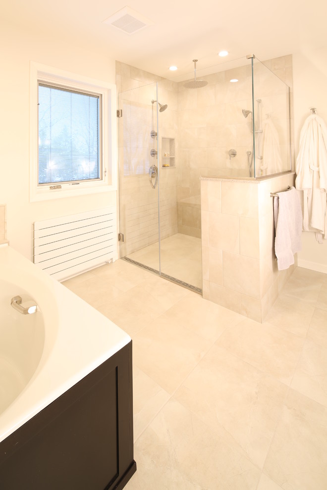 Foto di una grande stanza da bagno padronale classica con doccia a filo pavimento, pareti bianche e pavimento in gres porcellanato