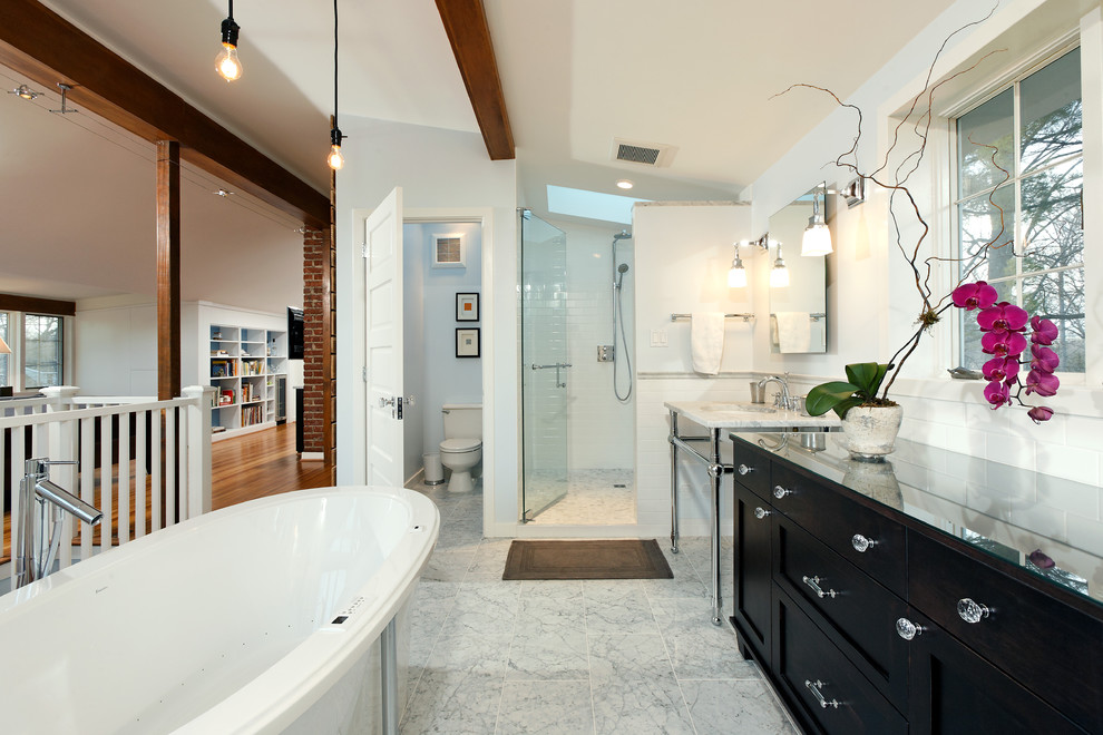 Exempel på ett stort klassiskt en-suite badrum, med svarta skåp, ett fristående badkar, en dusch i en alkov, vit kakel, tunnelbanekakel, vita väggar, marmorgolv, ett konsol handfat, marmorbänkskiva, möbel-liknande och en toalettstol med separat cisternkåpa