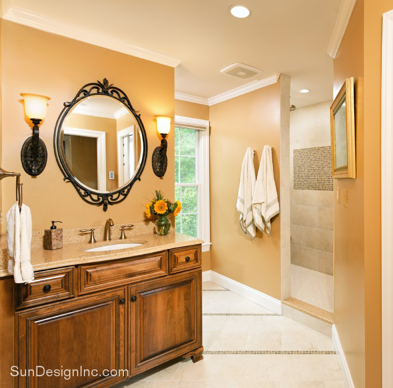 На фото: главная ванная комната в классическом стиле с врезной раковиной, фасадами с декоративным кантом, фасадами цвета дерева среднего тона, открытым душем и оранжевыми стенами с