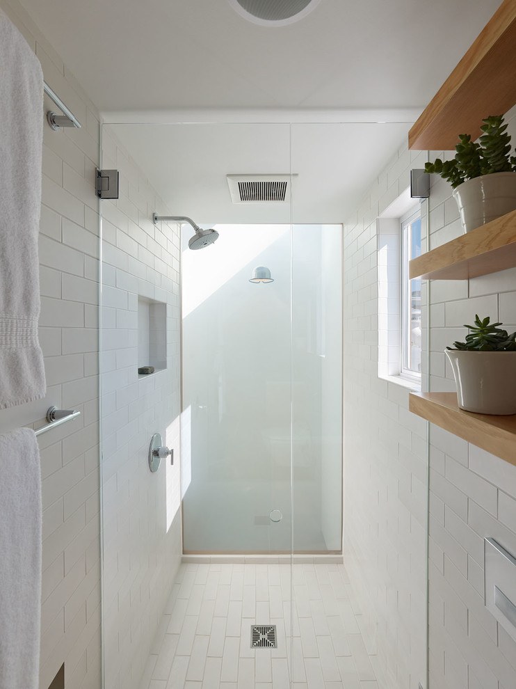 Ejemplo de cuarto de baño principal minimalista de tamaño medio con ducha a ras de suelo, baldosas y/o azulejos blancos, baldosas y/o azulejos de cemento, suelo de baldosas de cerámica y ventanas