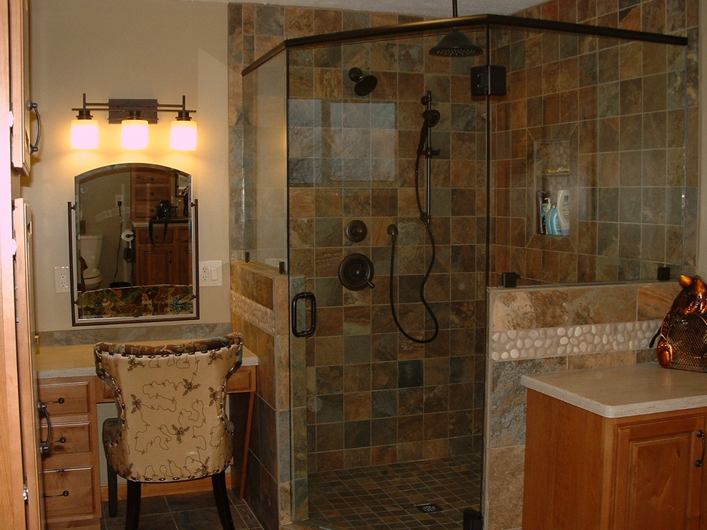 Uriges Badezimmer mit Waschtischkonsole, profilierten Schrankfronten, hellbraunen Holzschränken, Mineralwerkstoff-Waschtisch, Eckdusche, farbigen Fliesen und Porzellanfliesen in Sonstige
