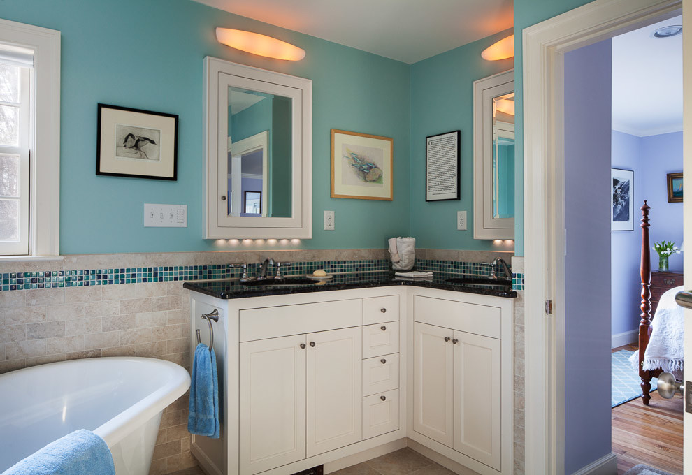 Foto på ett mellanstort vintage badrum med dusch, med ett undermonterad handfat, skåp i shakerstil, blå kakel, mosaik, vita skåp, ett fristående badkar, granitbänkskiva, en hörndusch, en toalettstol med separat cisternkåpa, blå väggar och klinkergolv i keramik