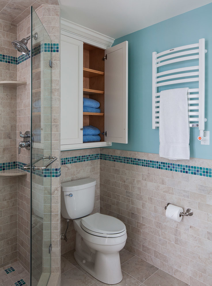 Réalisation d'une salle d'eau tradition de taille moyenne avec un placard à porte shaker, des portes de placard blanches, une baignoire indépendante, une douche d'angle, WC séparés, un carrelage bleu, mosaïque, un mur bleu, un sol en carrelage de céramique, un lavabo encastré et un plan de toilette en granite.