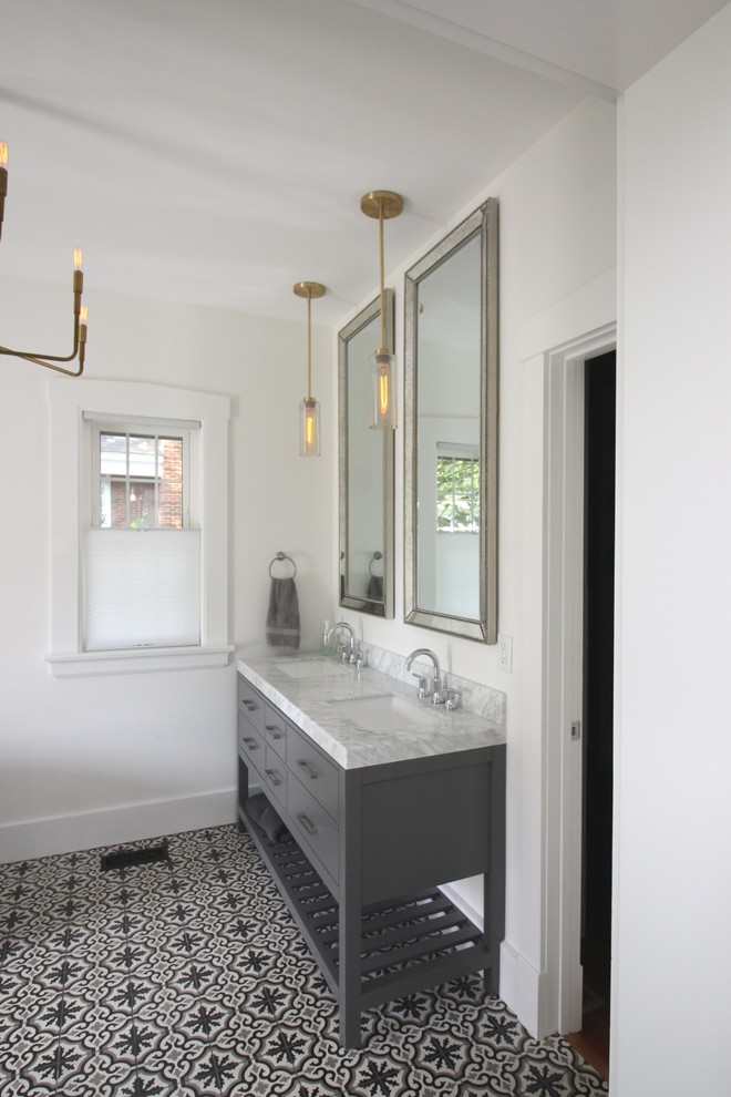 Стильный дизайн: главная ванная комната в стиле кантри с серыми фасадами, белыми стенами, полом из цементной плитки, врезной раковиной, черным полом и серой столешницей - последний тренд
