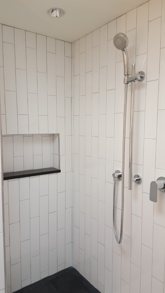 Ejemplo de cuarto de baño principal actual de tamaño medio con ducha empotrada, baldosas y/o azulejos blancos, baldosas y/o azulejos de cemento, paredes blancas y ducha abierta