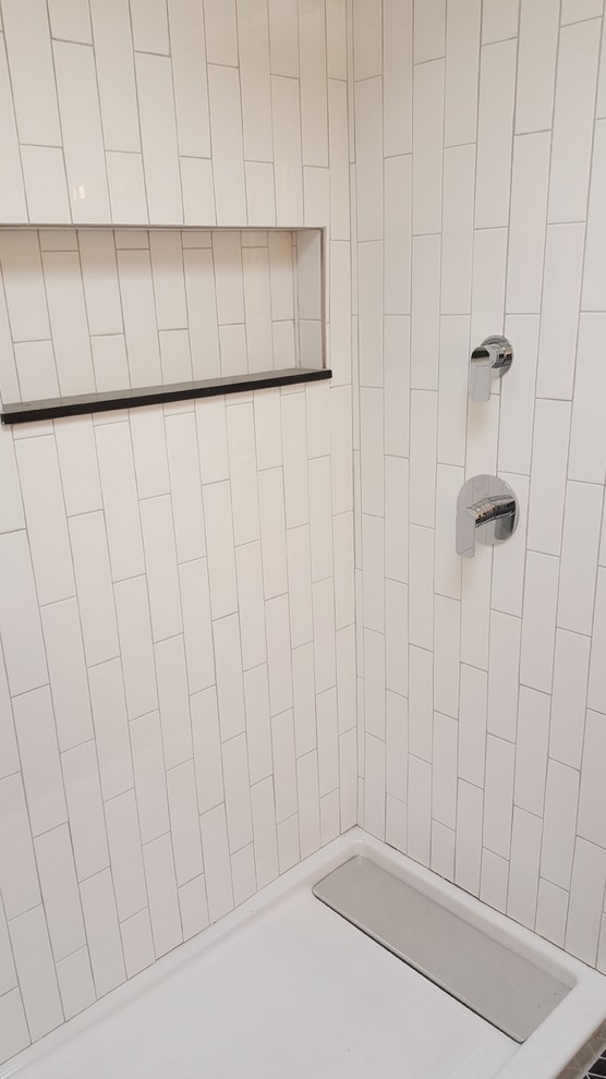Modelo de cuarto de baño principal actual de tamaño medio con ducha empotrada, baldosas y/o azulejos blancos, baldosas y/o azulejos de cemento, paredes blancas y ducha abierta