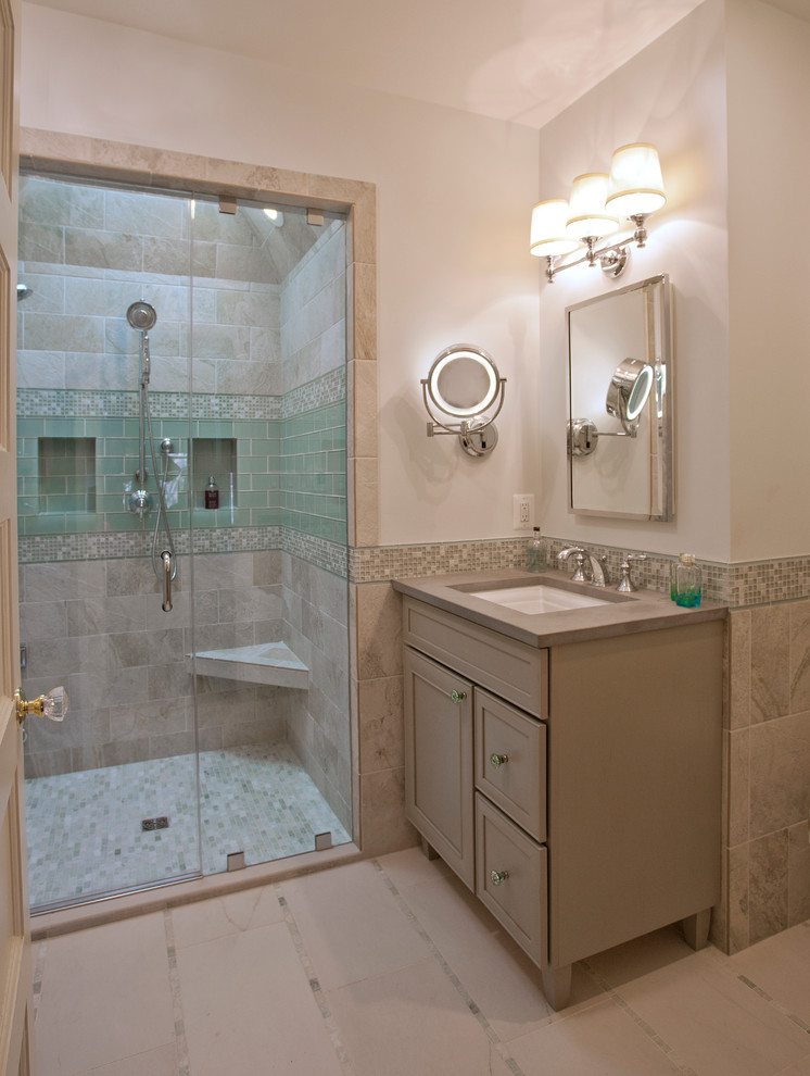 Idées déco pour une salle de bain classique de taille moyenne avec un lavabo encastré, un placard avec porte à panneau encastré, un plan de toilette en quartz modifié, WC séparés, un carrelage gris, un carrelage en pâte de verre, un mur blanc, un sol en carrelage de porcelaine, des portes de placard grises, un sol beige et une cabine de douche à porte battante.