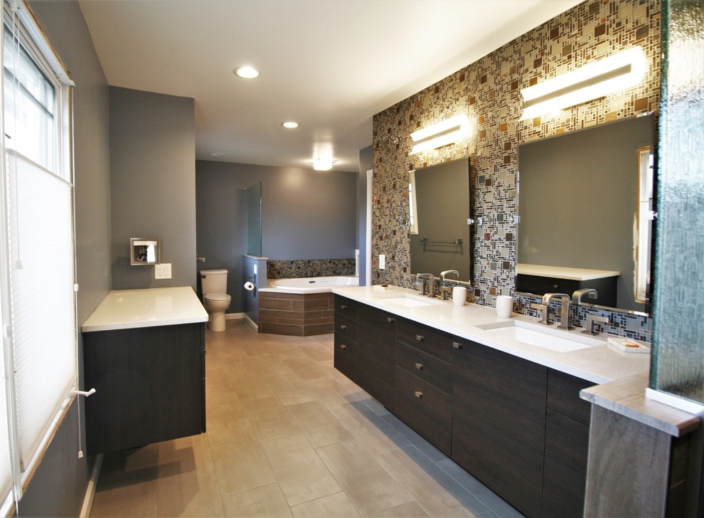 Esempio di una stanza da bagno tradizionale con doccia ad angolo, pavimento con piastrelle in ceramica, lavabo sottopiano, pavimento beige e porta doccia a battente
