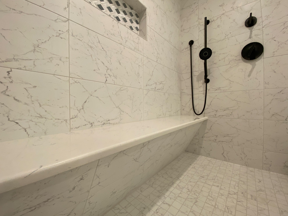 Пример оригинального дизайна: огромная главная ванная комната с фасадами в стиле шейкер, белыми фасадами, накладной ванной, двойным душем, раздельным унитазом, белой плиткой, керамогранитной плиткой, серыми стенами, полом из керамогранита, врезной раковиной, столешницей из искусственного кварца, душем с распашными дверями, белой столешницей, тумбой под две раковины и напольной тумбой