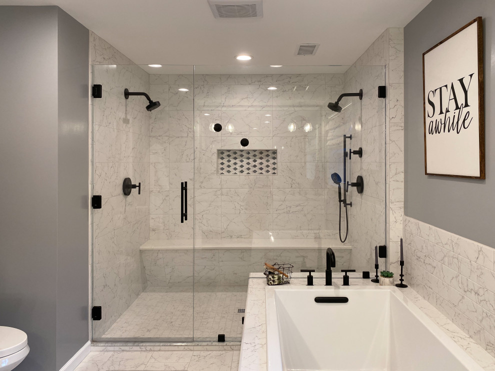 Источник вдохновения для домашнего уюта: огромная главная ванная комната с фасадами в стиле шейкер, белыми фасадами, накладной ванной, двойным душем, раздельным унитазом, белой плиткой, керамогранитной плиткой, серыми стенами, полом из керамогранита, врезной раковиной, столешницей из искусственного кварца, душем с распашными дверями, белой столешницей и тумбой под две раковины