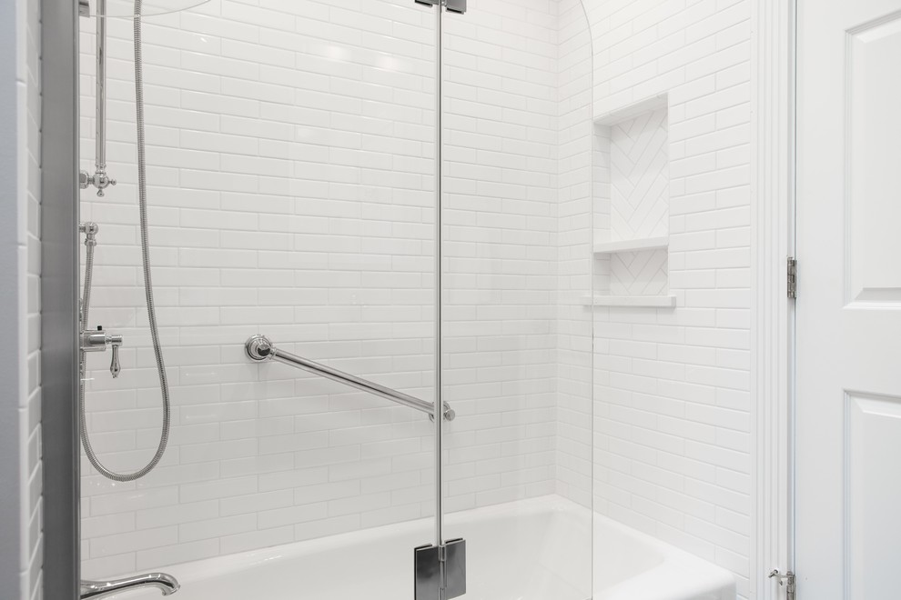 Foto de cuarto de baño infantil, clásico renovado, de tamaño medio, con armarios con paneles lisos, puertas de armario blancas, combinación de ducha y bañera, sanitario de dos piezas, baldosas y/o azulejos de mármol, paredes grises, suelo de baldosas de porcelana, lavabo encastrado, encimera de cuarcita, suelo gris y ducha con puerta corredera