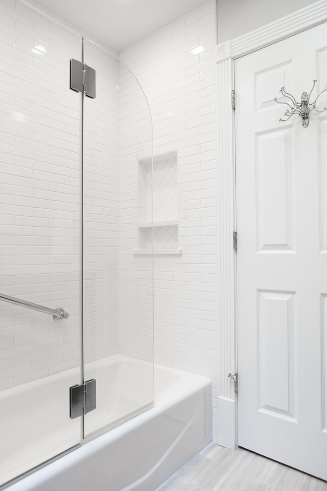 Exempel på ett mellanstort klassiskt badrum för barn, med släta luckor, vita skåp, en dusch/badkar-kombination, en toalettstol med separat cisternkåpa, marmorkakel, grå väggar, klinkergolv i porslin, ett nedsänkt handfat, bänkskiva i kvartsit, grått golv och dusch med skjutdörr