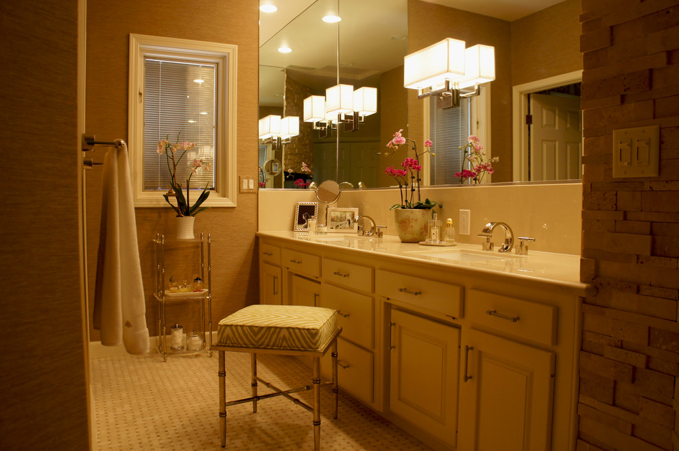 На фото: ванная комната в классическом стиле с фасадами в стиле шейкер, белыми фасадами, полом из керамической плитки и столешницей из ламината