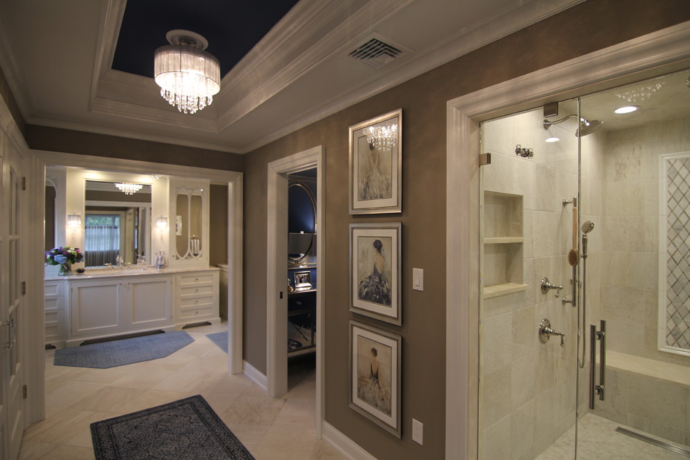На фото: главная ванная комната в классическом стиле с фасадами с утопленной филенкой с