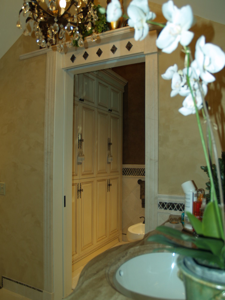 Cette image montre une grande douche en alcôve principale traditionnelle avec un placard avec porte à panneau encastré, des portes de placard blanches, une baignoire encastrée, un carrelage marron, mosaïque, un mur beige, un lavabo encastré et une cabine de douche à porte battante.