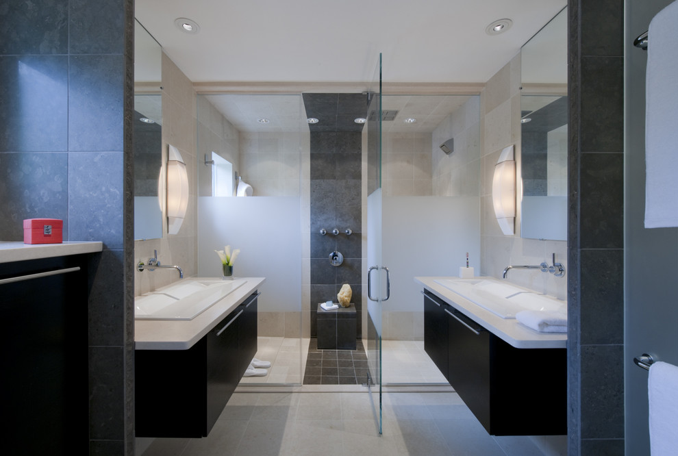 Diseño de cuarto de baño minimalista con lavabo encastrado, armarios con paneles lisos, puertas de armario negras y ducha doble