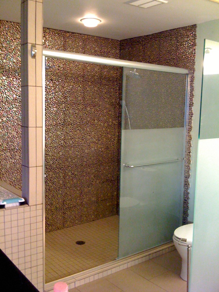 На фото: огромная главная ванная комната в стиле модернизм с фасадами островного типа, темными деревянными фасадами, японской ванной, открытым душем, раздельным унитазом, коричневой плиткой, плиткой из листового стекла, зелеными стенами, полом из керамогранита, настольной раковиной и столешницей из искусственного кварца с