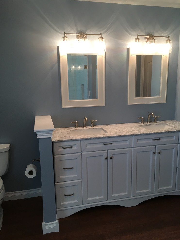 Foto på ett funkis grå en-suite badrum, med möbel-liknande, vita skåp, blå väggar, vinylgolv, ett undermonterad handfat, marmorbänkskiva och brunt golv