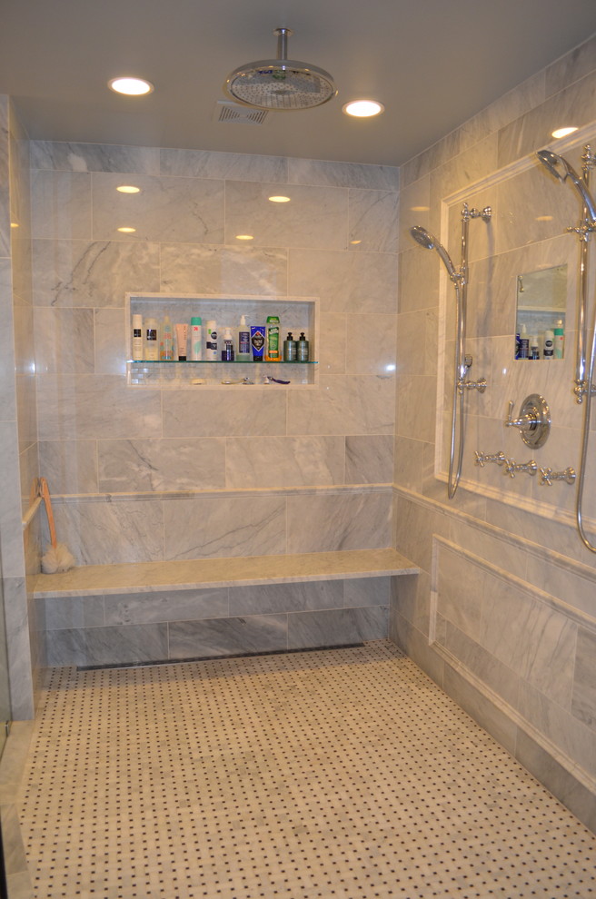 Idéer för stora vintage en-suite badrum, med luckor med upphöjd panel, vita skåp, ett badkar med tassar, en kantlös dusch, en toalettstol med separat cisternkåpa, vit kakel, stenkakel, grå väggar, marmorgolv, ett undermonterad handfat och marmorbänkskiva