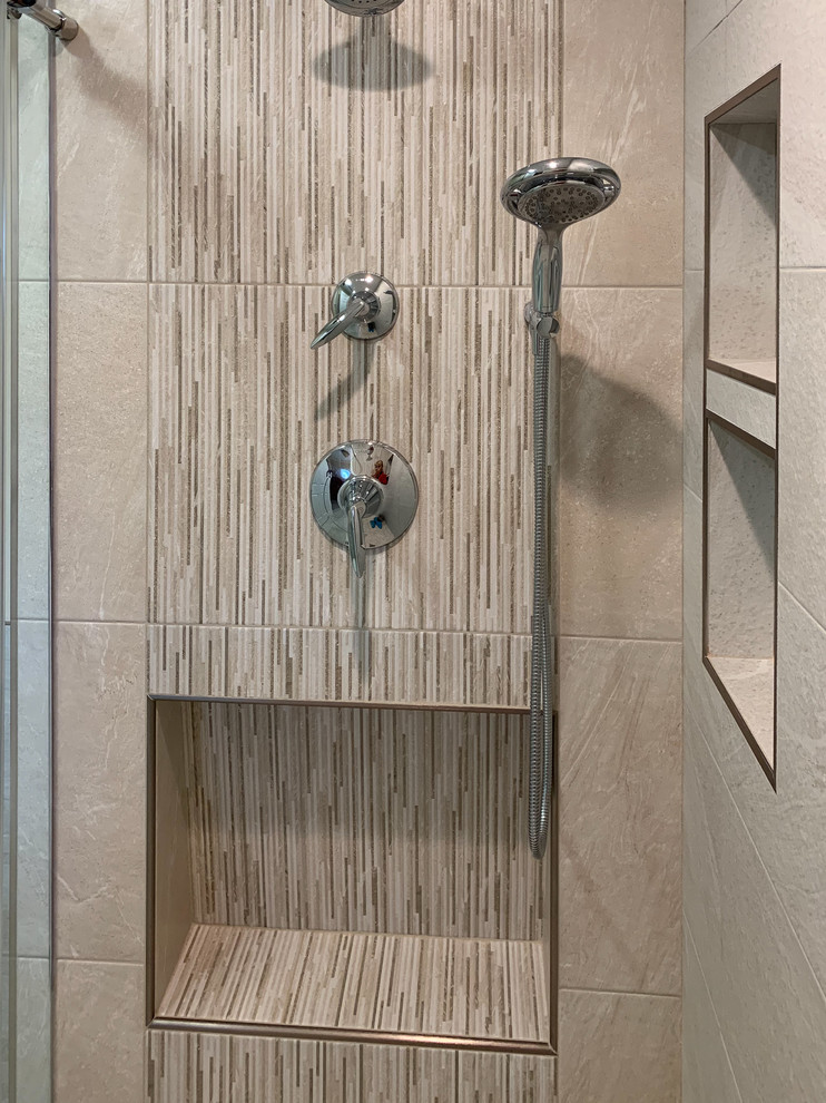 Источник вдохновения для домашнего уюта: главная ванная комната среднего размера в современном стиле с фасадами в стиле шейкер, серыми фасадами, двойным душем, раздельным унитазом, разноцветной плиткой, керамогранитной плиткой, бежевыми стенами, полом из керамогранита, врезной раковиной, столешницей из кварцита, серым полом, душем с раздвижными дверями и серой столешницей