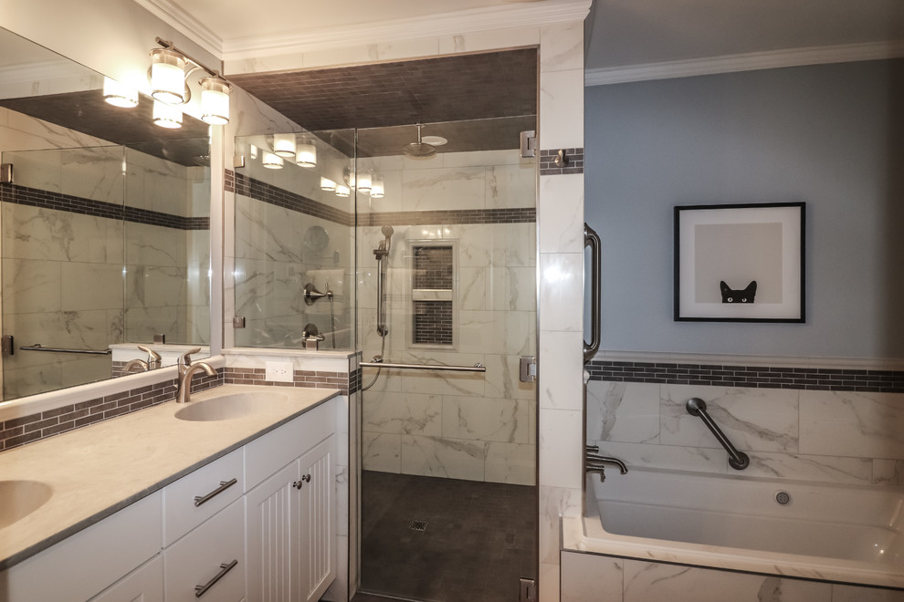 Idéer för ett stort klassiskt grå en-suite badrum, med luckor med profilerade fronter, vita skåp, ett platsbyggt badkar, en kantlös dusch, en toalettstol med separat cisternkåpa, vit kakel, porslinskakel, blå väggar, klinkergolv i porslin, ett integrerad handfat, bänkskiva i akrylsten, grått golv och dusch med gångjärnsdörr