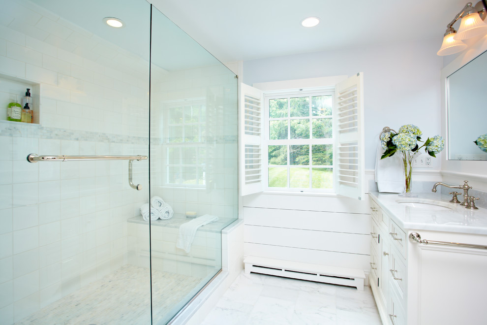 ニューヨークにあるトラディショナルスタイルのおしゃれな浴室 (アンダーカウンター洗面器、落し込みパネル扉のキャビネット、白いキャビネット、アルコーブ型シャワー) の写真