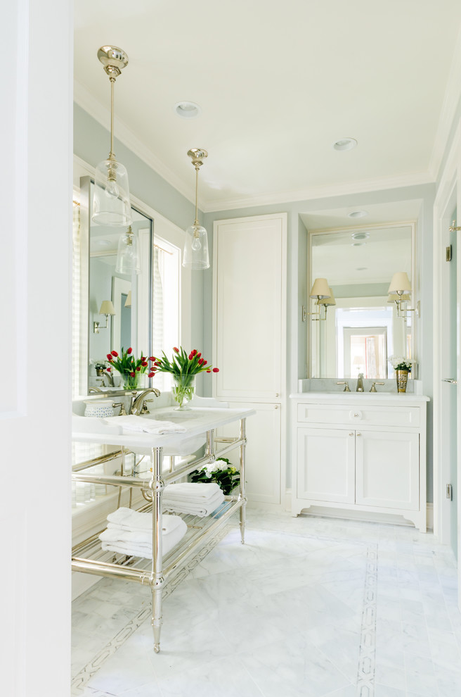 Esempio di una stanza da bagno classica con ante in stile shaker, ante bianche, pareti grigie, lavabo sottopiano, pavimento grigio e top bianco