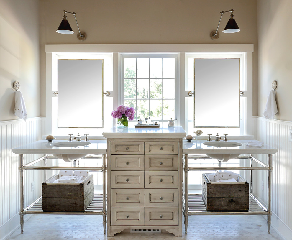Esempio di una grande stanza da bagno padronale shabby-chic style con pareti beige, pavimento con piastrelle a mosaico, lavabo sottopiano, top in marmo, ante beige e ante con riquadro incassato