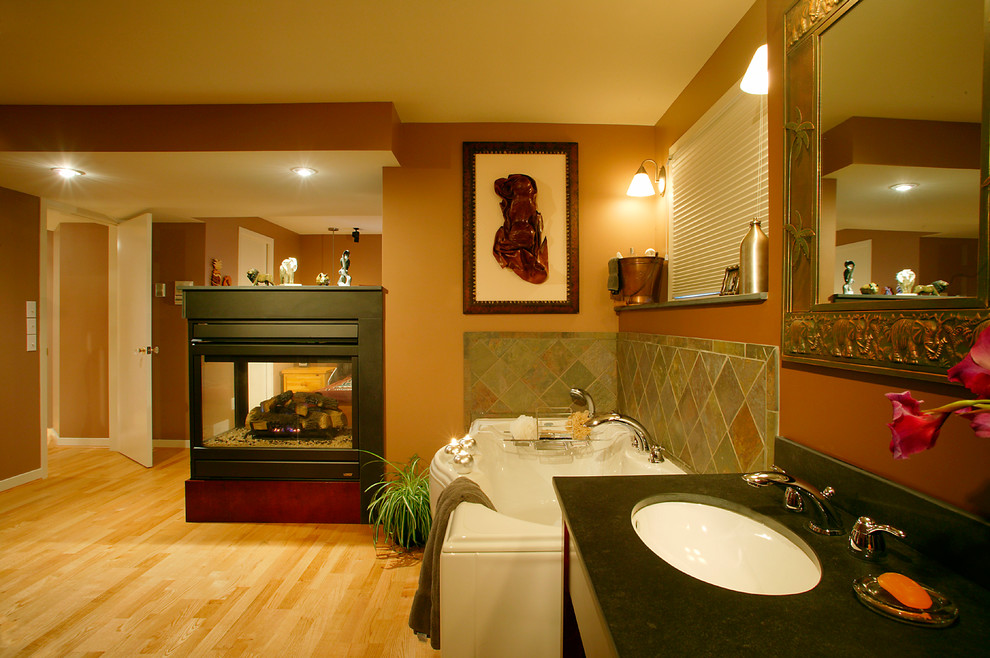 На фото: главная ванная комната в классическом стиле с светлыми деревянными фасадами, накладной ванной, каменной плиткой, светлым паркетным полом и столешницей из гранита