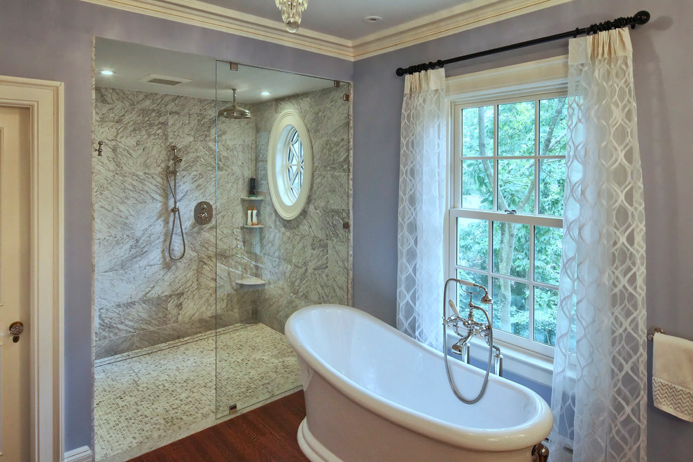 Inspiration för ett vintage en-suite badrum, med ett fristående badkar, en dusch i en alkov, marmorkakel, lila väggar, marmorgolv och med dusch som är öppen