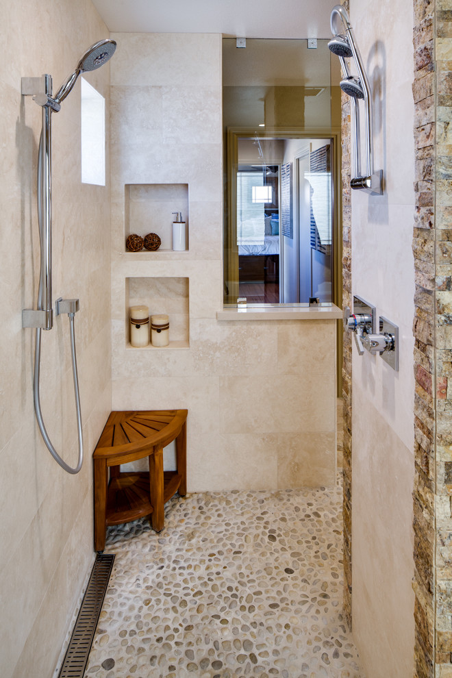 Immagine di una grande stanza da bagno padronale tradizionale con top in quarzo composito, doccia a filo pavimento, piastrelle beige, piastrelle in pietra, pareti beige e pavimento con piastrelle di ciottoli