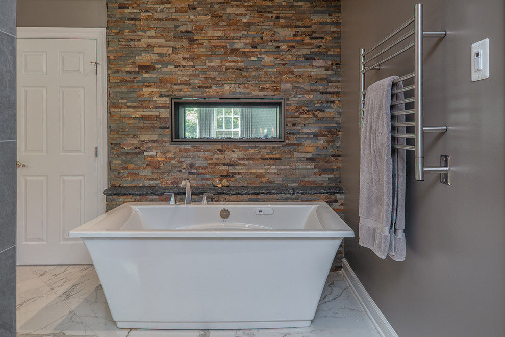 На фото: большая главная ванная комната в современном стиле с отдельно стоящей ванной, угловым душем, серой плиткой, керамической плиткой, серыми стенами, мраморным полом, белым полом и открытым душем с