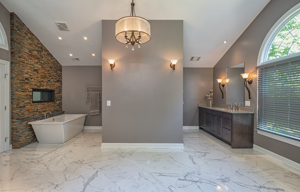Idée de décoration pour une grande salle de bain principale design avec une baignoire indépendante, une douche d'angle, un carrelage gris, des carreaux de céramique, un mur gris, un sol en marbre, un sol blanc et aucune cabine.