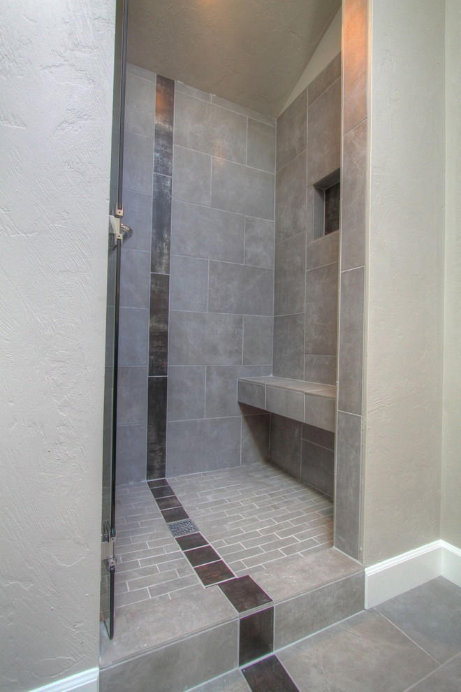 Foto de cuarto de baño principal clásico renovado de tamaño medio con ducha empotrada, sanitario de dos piezas, baldosas y/o azulejos grises, baldosas y/o azulejos de porcelana, paredes grises y suelo de baldosas de porcelana