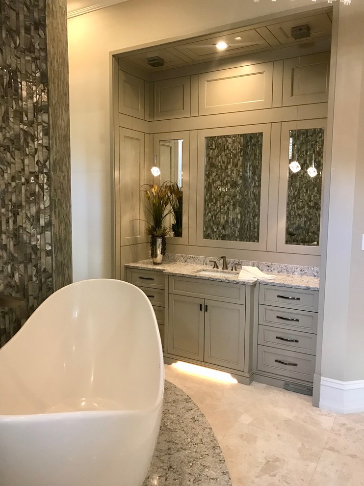 Пример оригинального дизайна: огромная главная ванная комната в современном стиле с фасадами с утопленной филенкой, серыми фасадами, отдельно стоящей ванной, открытым душем, раздельным унитазом, разноцветной плиткой, плиткой мозаикой, серыми стенами, мраморным полом, монолитной раковиной, мраморной столешницей, белым полом и открытым душем