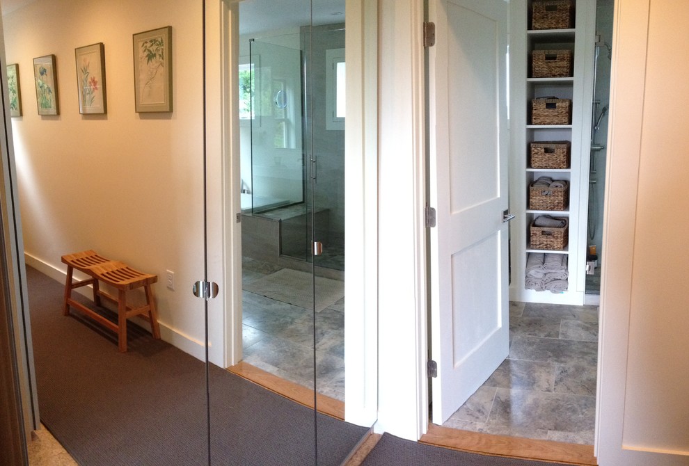 Пример оригинального дизайна: главная ванная комната среднего размера в стиле неоклассика (современная классика) с плоскими фасадами, светлыми деревянными фасадами, накладной ванной, угловым душем, унитазом-моноблоком, бежевой плиткой, каменной плиткой, белыми стенами, полом из травертина, подвесной раковиной и столешницей из известняка