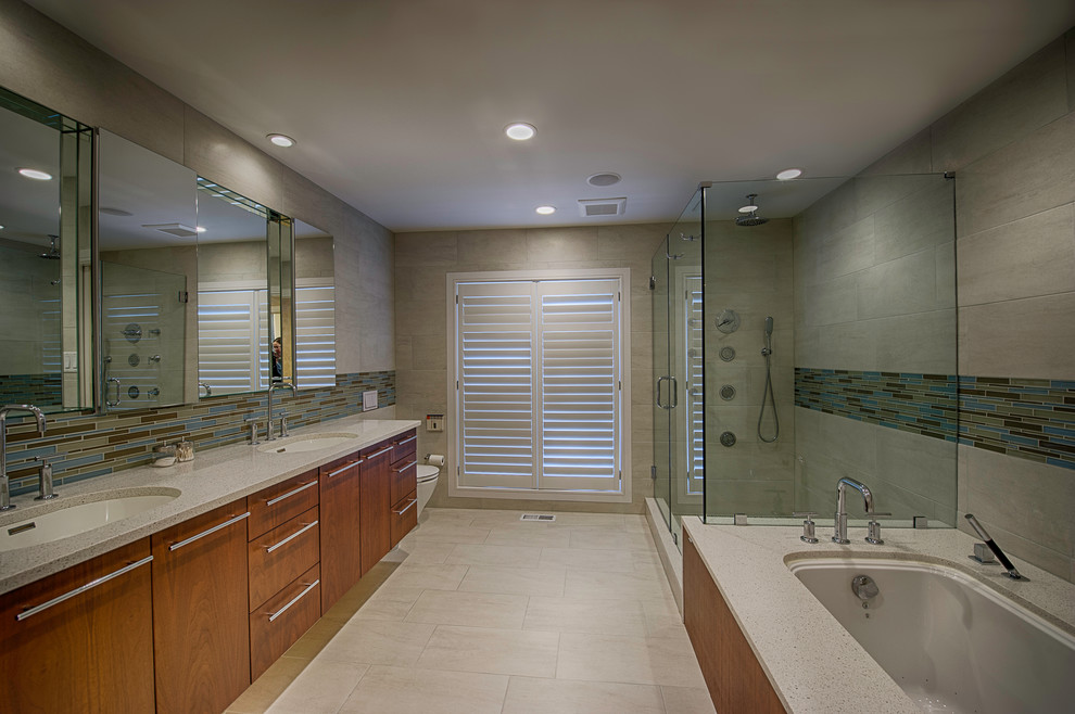 Пример оригинального дизайна: главная ванная комната в современном стиле с врезной раковиной, плоскими фасадами, фасадами цвета дерева среднего тона, полновстраиваемой ванной, инсталляцией и бежевыми стенами