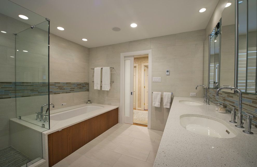 Imagen de cuarto de baño principal contemporáneo con lavabo bajoencimera, armarios con paneles lisos, puertas de armario de madera oscura, bañera encastrada sin remate, sanitario de pared y paredes multicolor