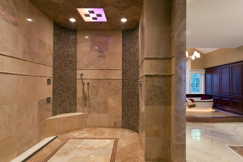 Aménagement d'une très grande salle de bain principale classique en bois brun avec un placard avec porte à panneau encastré, un plan de toilette en granite, une baignoire indépendante, une douche ouverte, un carrelage beige, un carrelage de pierre, un mur beige et un sol en marbre.
