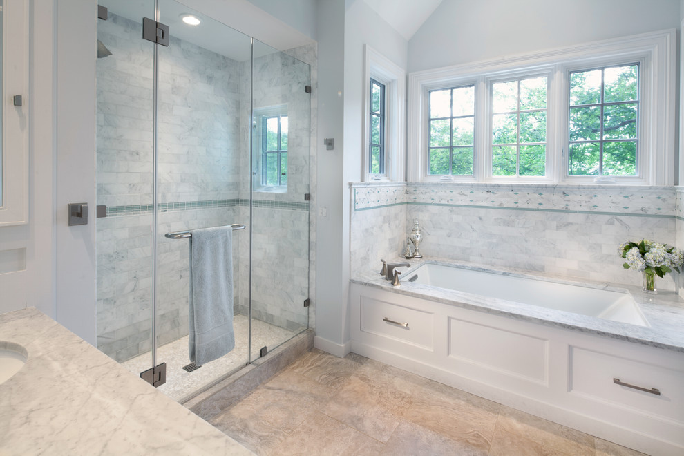 Пример оригинального дизайна: ванная комната в стиле неоклассика (современная классика) с душем в нише, белой плиткой и каменной плиткой