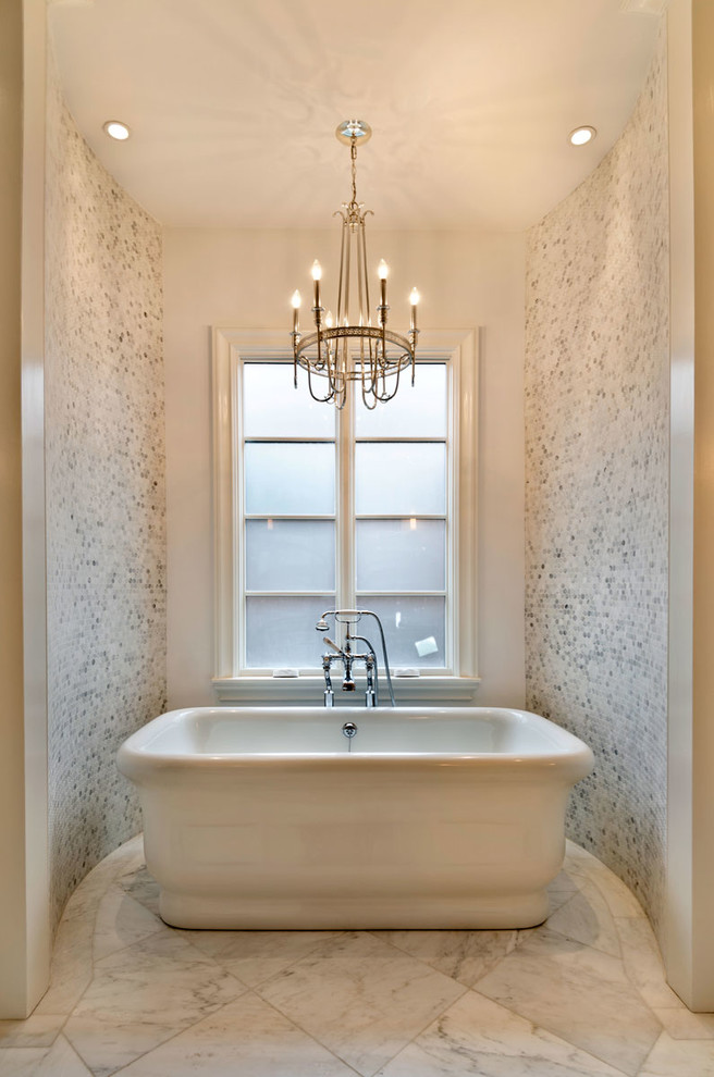 シカゴにある高級な中くらいなトラディショナルスタイルのおしゃれなマスターバスルーム (置き型浴槽、白いタイル、モザイクタイル、白い壁、大理石の床) の写真